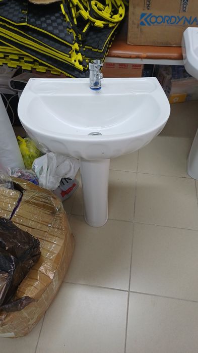 Раковина б/у с ножкой + смеситель