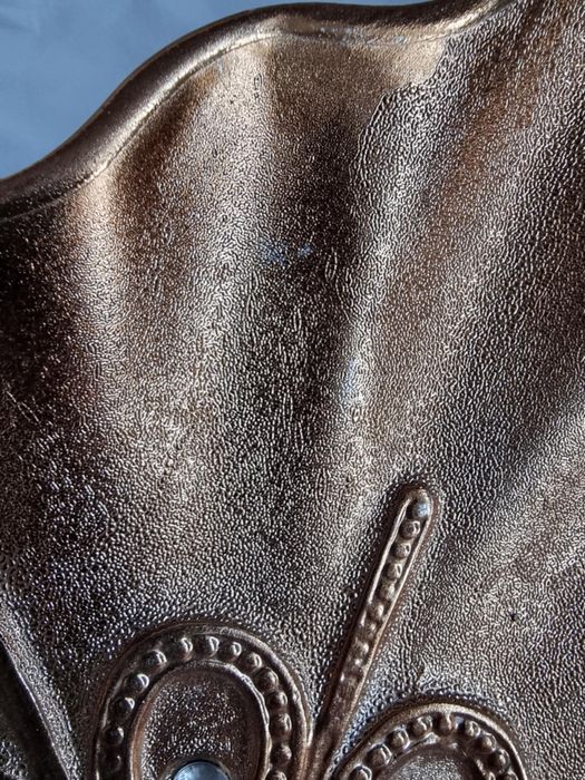 Decor masa auriu cu pietre