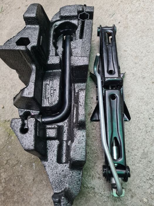 Cric+roata rezerva renault megane