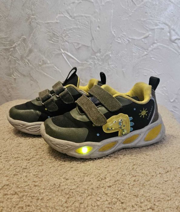 Продам детские кроссовки