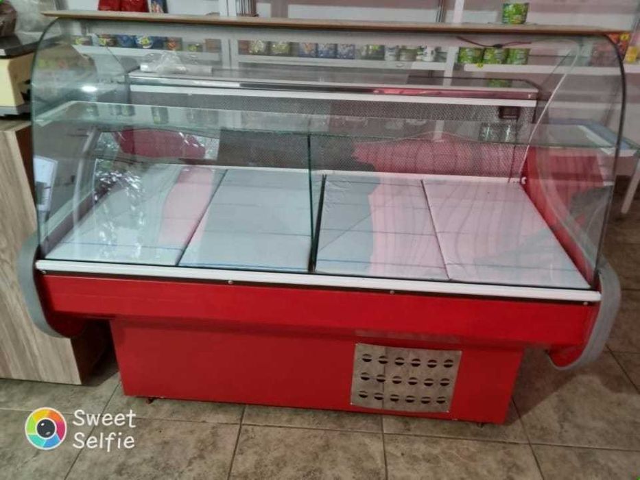 Vitrina frigorifica de mezeluri