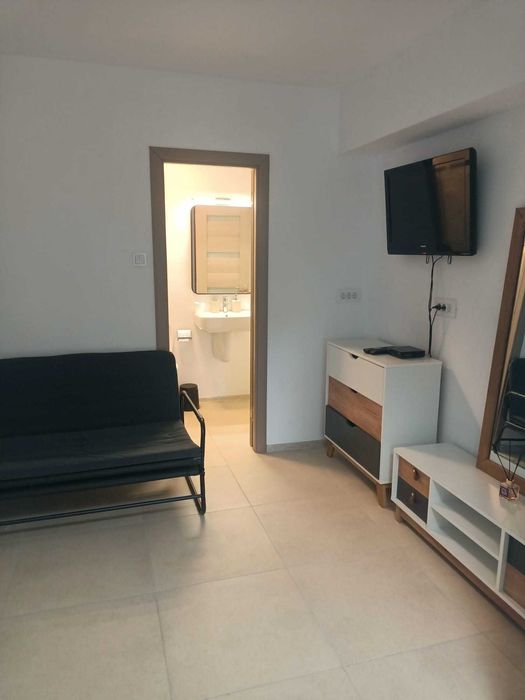 Închiriez studio la casă, cu curte și acces separat – Decebal 84, zona liniștită