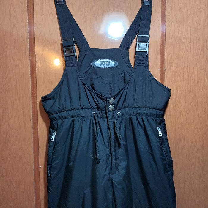 Черен зимен гащеризон с презрамки.