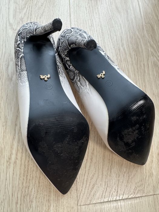 Елегантни токчета бежаво и змийски мотив