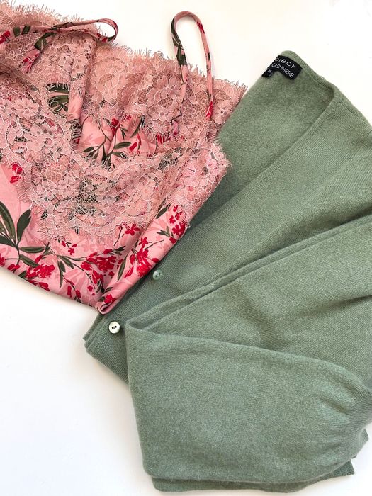 Мека кашмирена блуза в разкошен зелен цвят