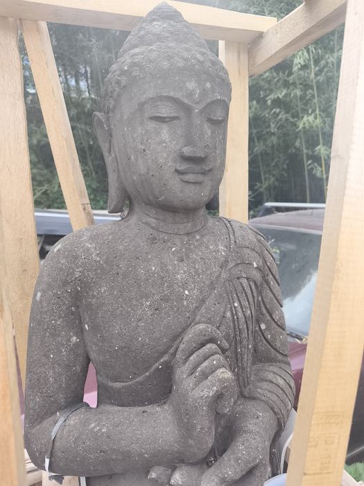 standing buddha statuie