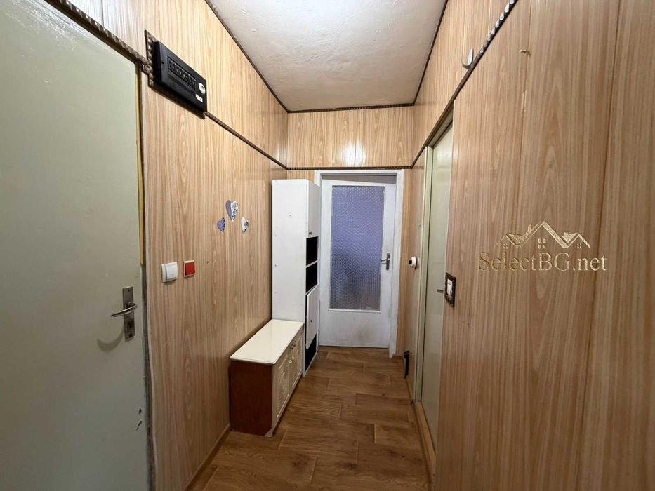 Панелен апартамент  на междинен етаж, южно изложение в кв. Бузлуджа.