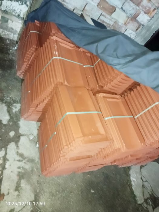 Спешно чисто нови керемиди