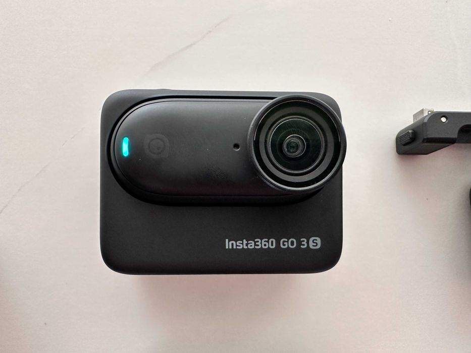 Спортна камера Insta360 GO 3S 128GB – като нова, пълен комплект + допълнителни аксесоари