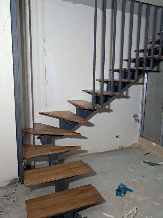 Scări metalice interioare pe vang central cu trepte din lemn masiv