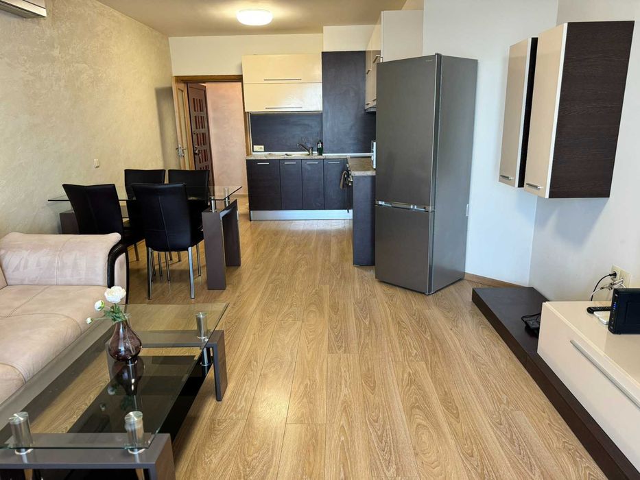 Двустаен апартамент на първа линия море