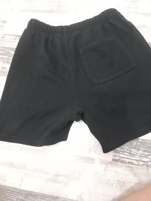 pantaloni essentials negri scurti