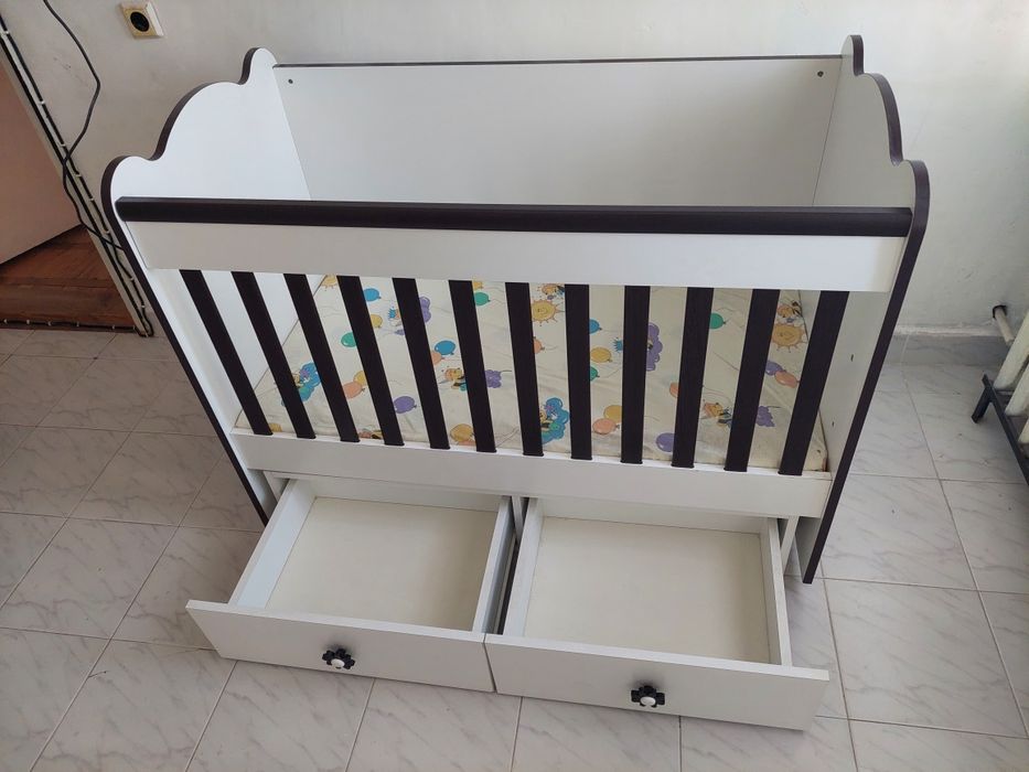 Детско легло 120/60  с две чекмеджета,и има люлеещ механиэам