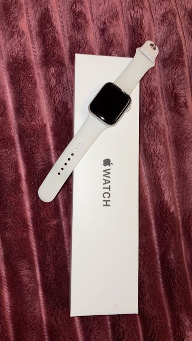 Apple Watch SE, 44mm + зарядно