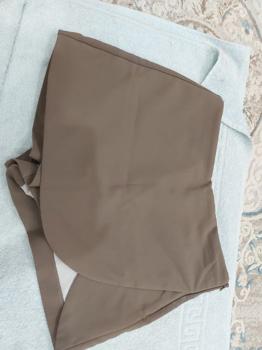 Продаёт вещи б/у в хорошем состоянии,