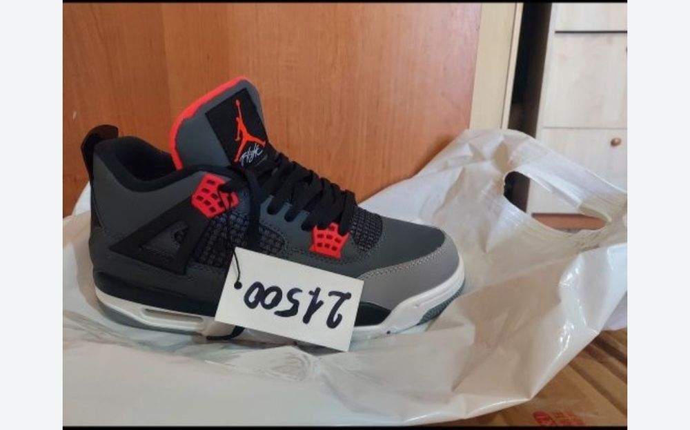 Новые кроссовки Nike