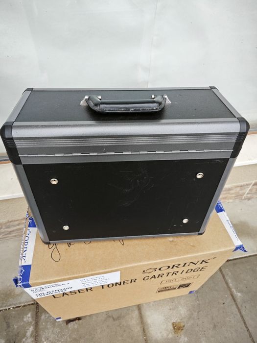 Куфар за инструменти или оборудване.