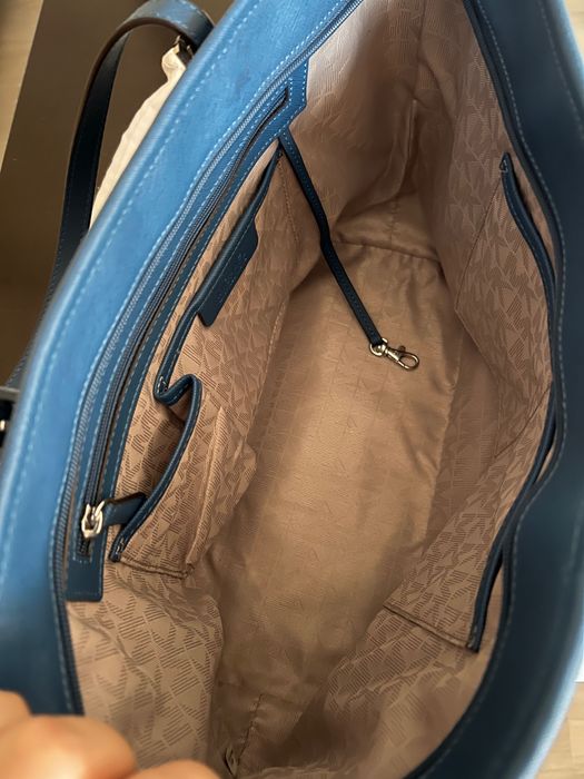 Кожена чанта Michael Kors Jet set shopping синя