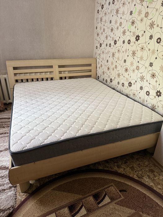 Кровать двухспальная с матрасом
