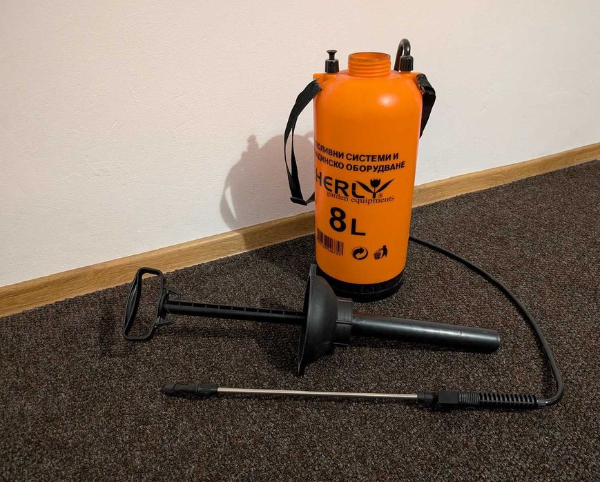 Пластмасова Ръчна помпа за поливане, пръскане - 8л с презрамка