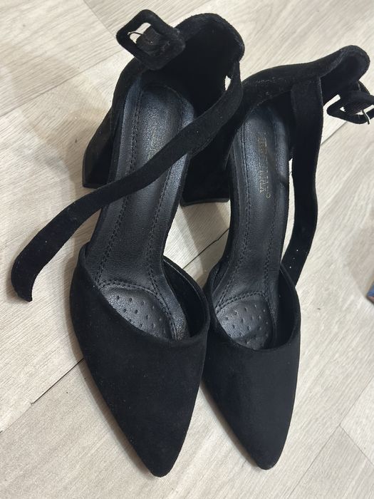 Черные туфли на каблуке