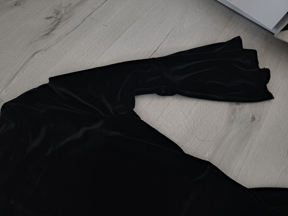 черна велурена рокля