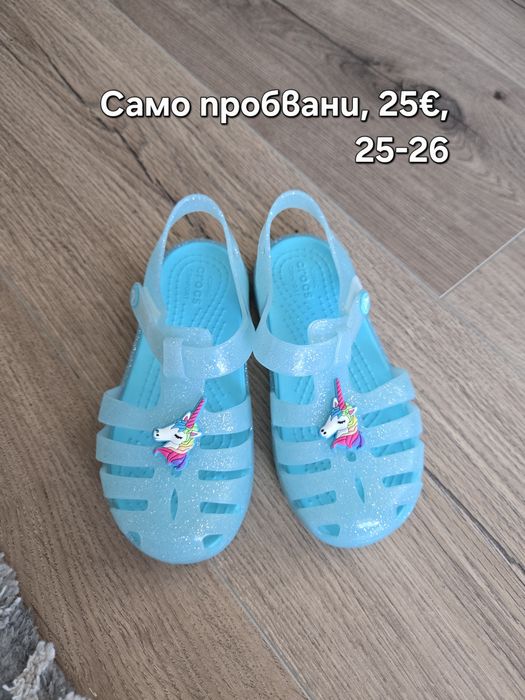 Сандали предимно на Crocs