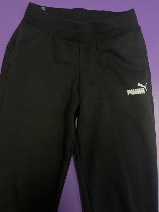 Дамски спортен екип от долнище и горнище на Puma.