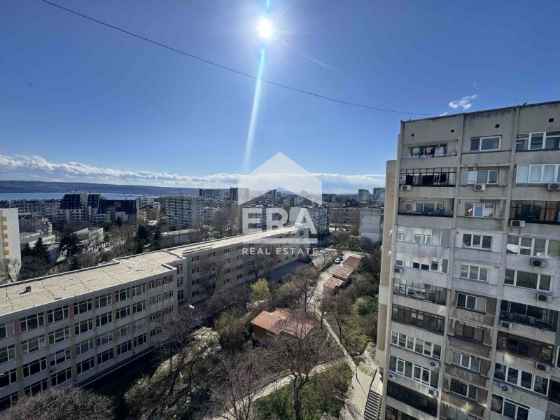 Четиристаен апартамент за ремонт за продажба в квартал Чайка , Варна .
