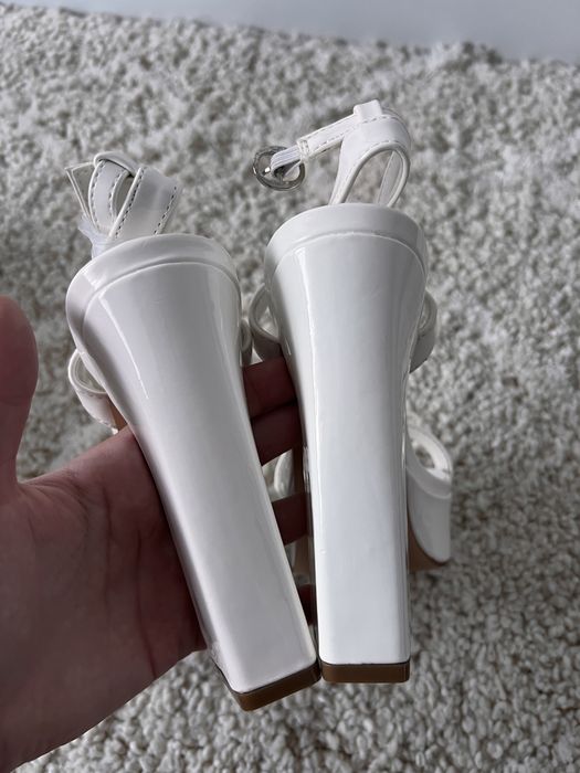 Sandale albe de lac noi