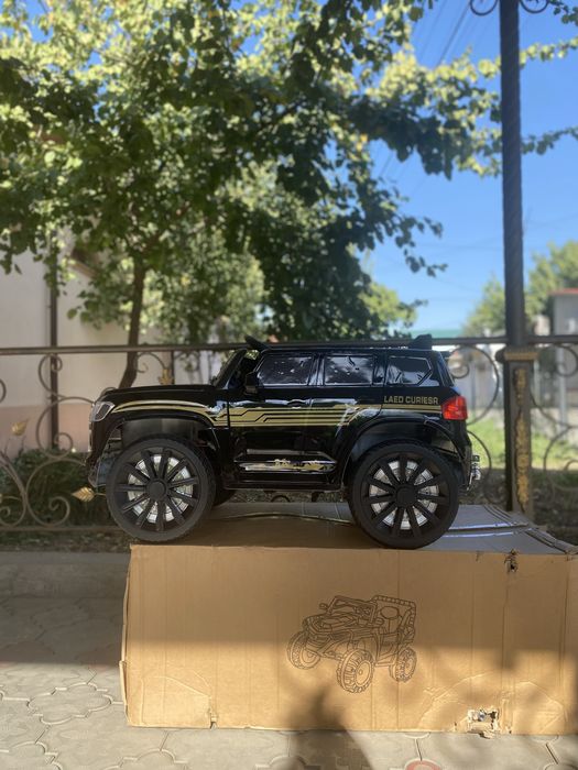 Детская машина Toyota Land Cruiser 300 электромобиль с пультом