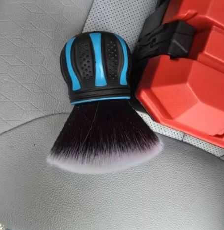 Мека финна четка за лесно почистване на прах от автомобил