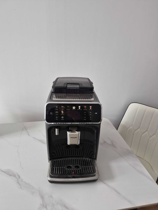 Aparat cafea PHILIPS EP5544 cu pahar, espresor boabe si cafea macinata, ristreto, frappe, capucinno, latte, ibric, lapte, expresor, espresso, etc