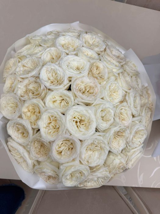 Белые розы с оформлением