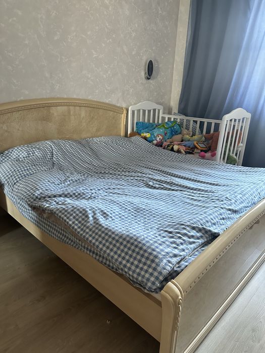 Продам кровать с двумя тумбочками