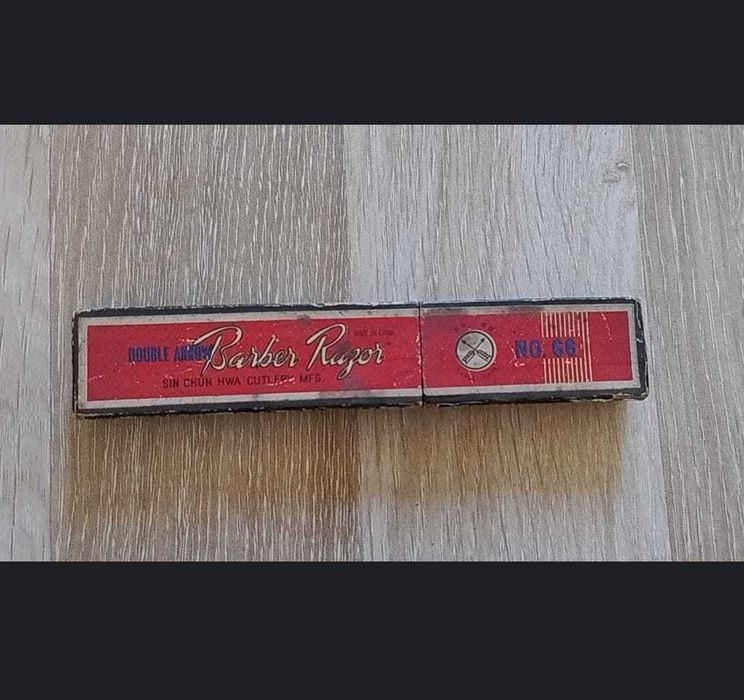 Briciuri Barber Razor no. 66 și cu mâner de lemn