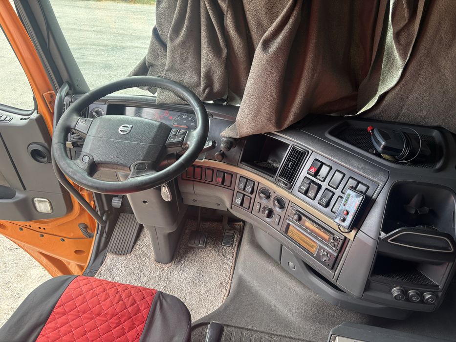 Vand ansamblu Volvo EEV 500 automat cu semiremorca schmitz