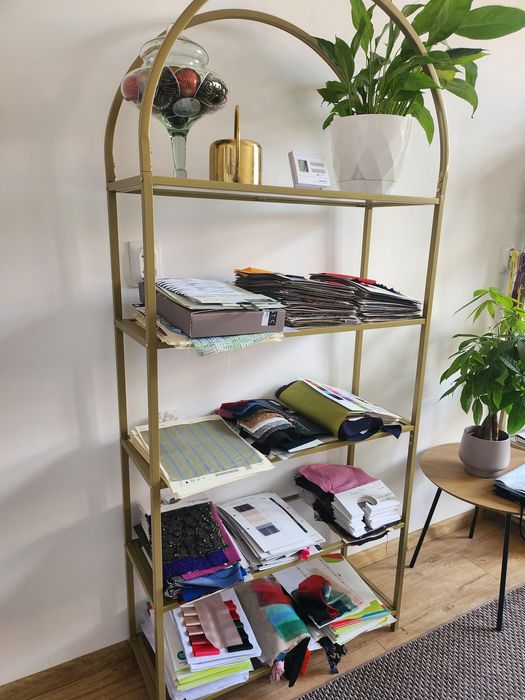 Vand vitrina aurie metalica cu polite raft de sticla