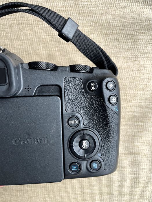 Canon EOS RP + зарядно, нова батерия и 2 допълнителни батерии