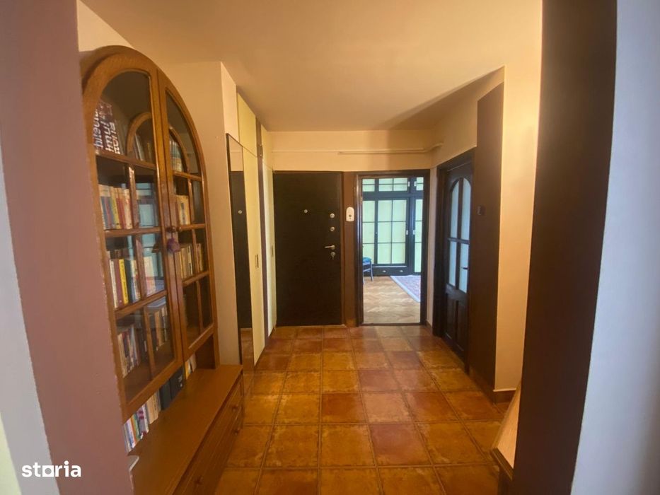 Închiriez apartament 2 camere in Piata Centrala