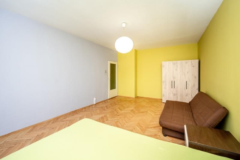 Трикрилен гардероб и шкаф за обувки