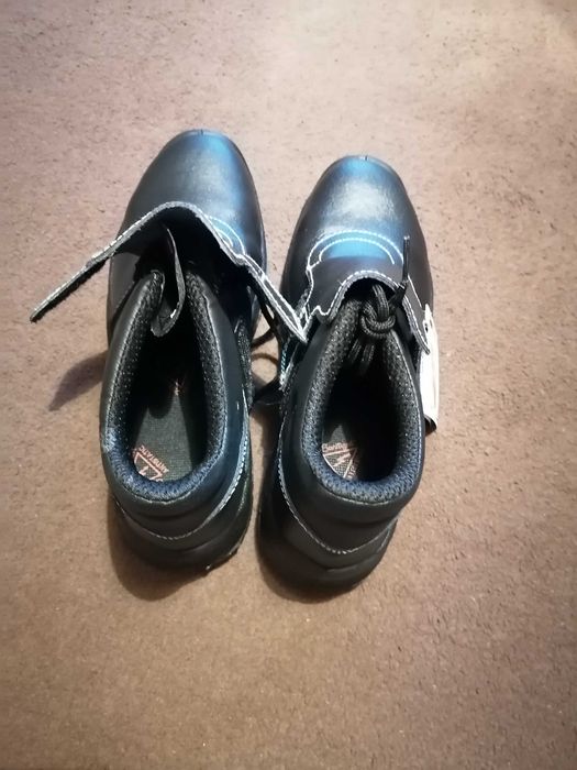 Чисто нови работни обувки