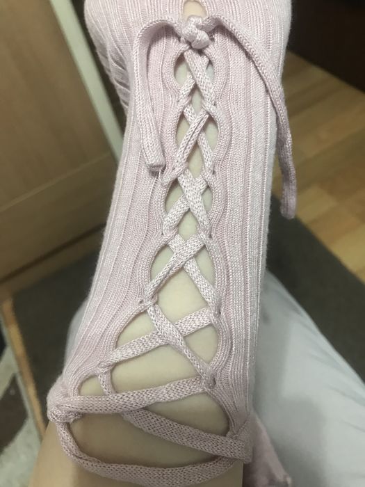 Платье с шнуровкой на плечах