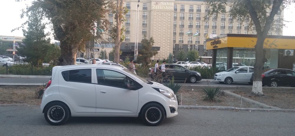 Спарк автомашинаси сотилади.