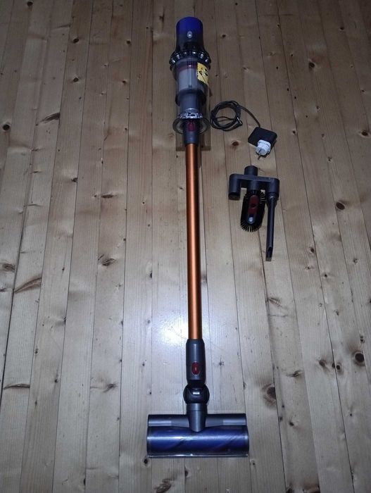 Много добра Dyson V10 безжична прахосмукачка пълен комплект