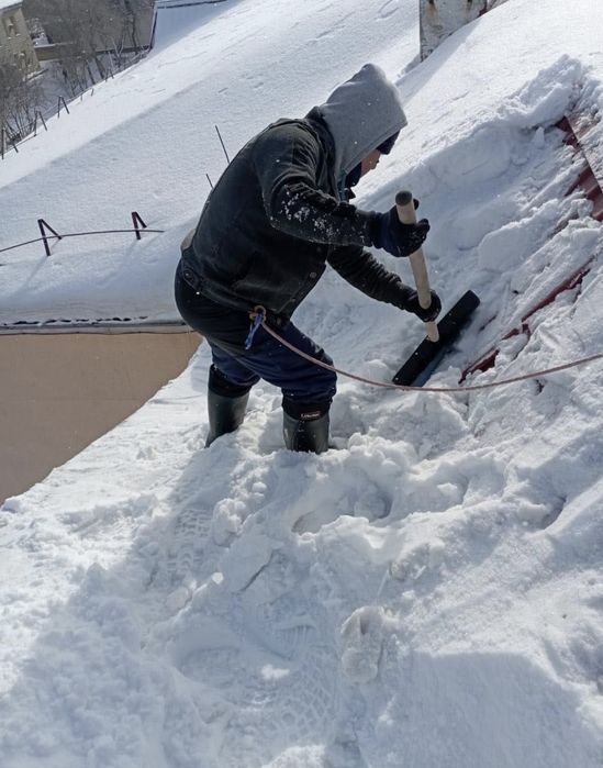 Уборка снега  в Астане  крыше и катежей