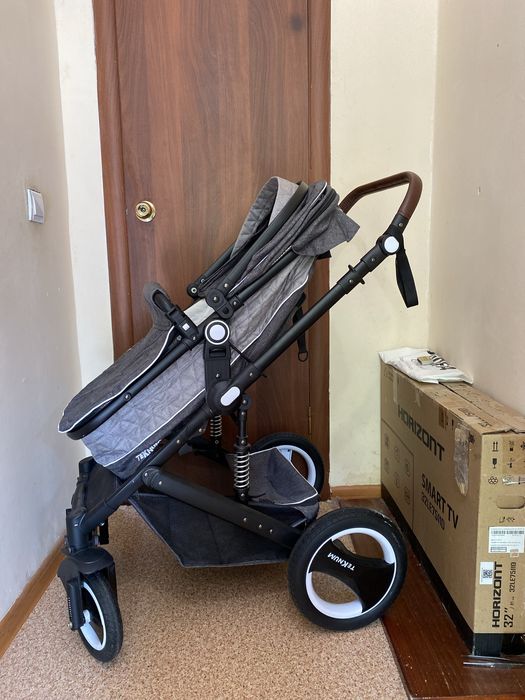 Срочно  новую  коляску  продам .