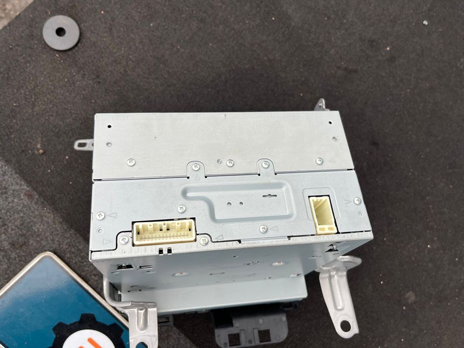 Lexus CT200H Батерия броня фарове  стопове километраж дисплей радио CD