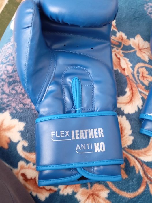 Бокс перчатка клинч