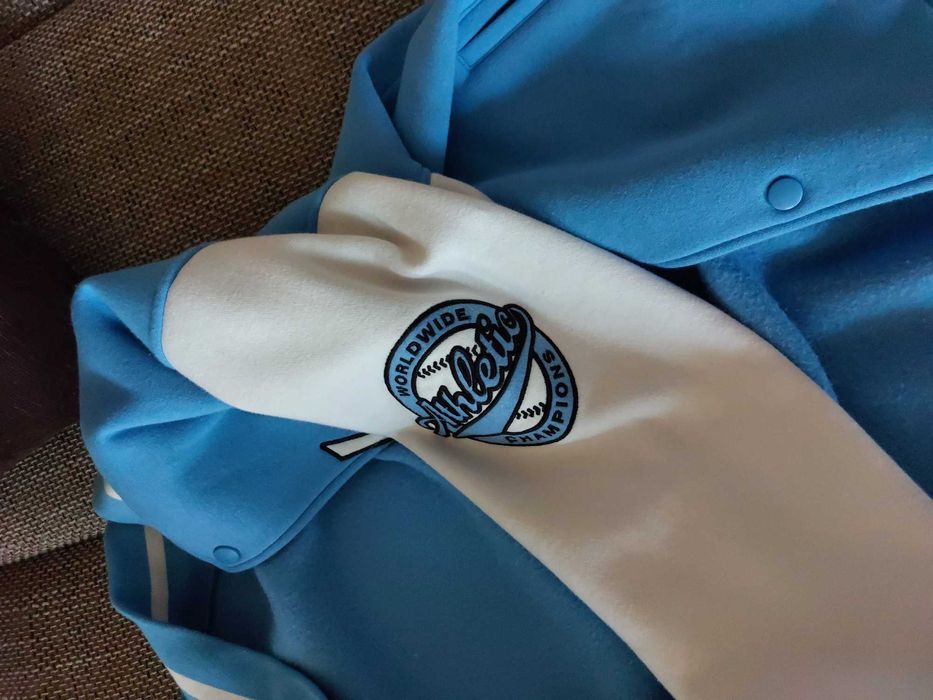 Синьо бейзболно яке